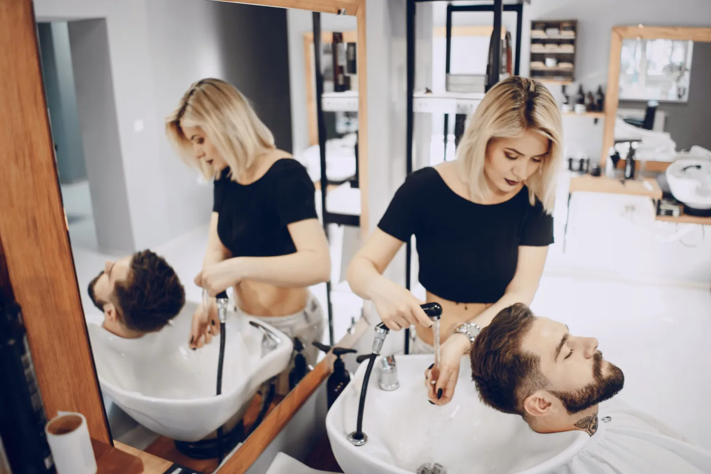 Fryzjer w salonie barberskim
